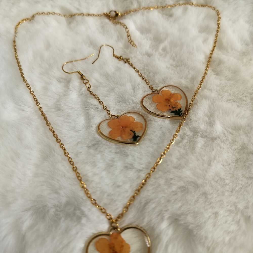 Gold Necklace Set With Natural Resin Preserved  Flower Heart and Earrings - Picture 4 of 8